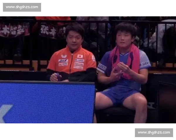 颁奖台冰火两重天：张本智和黑脸弃杯，华裔名将笑捧冠